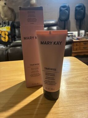 Mary Kay TimeWise Antioxidant Moisturizer - Light Pink Tube
